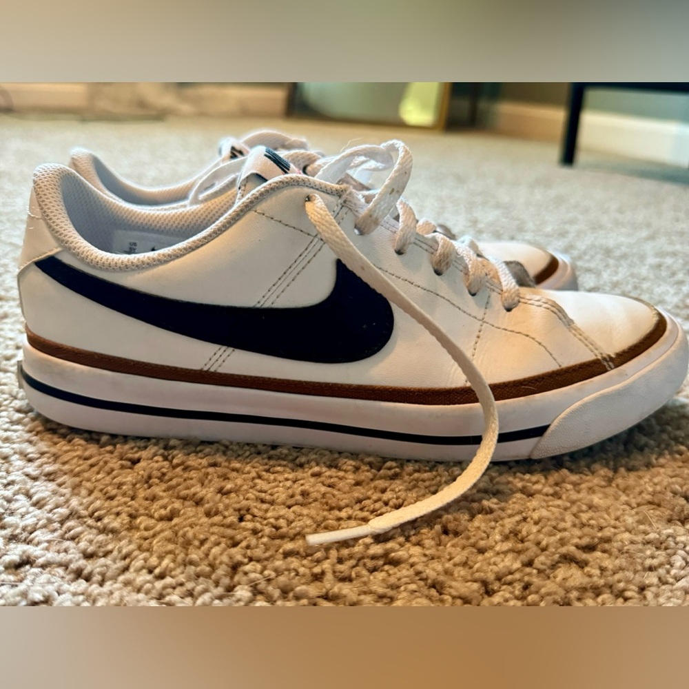 Women’s court legacy women’s size 7/kids size 5